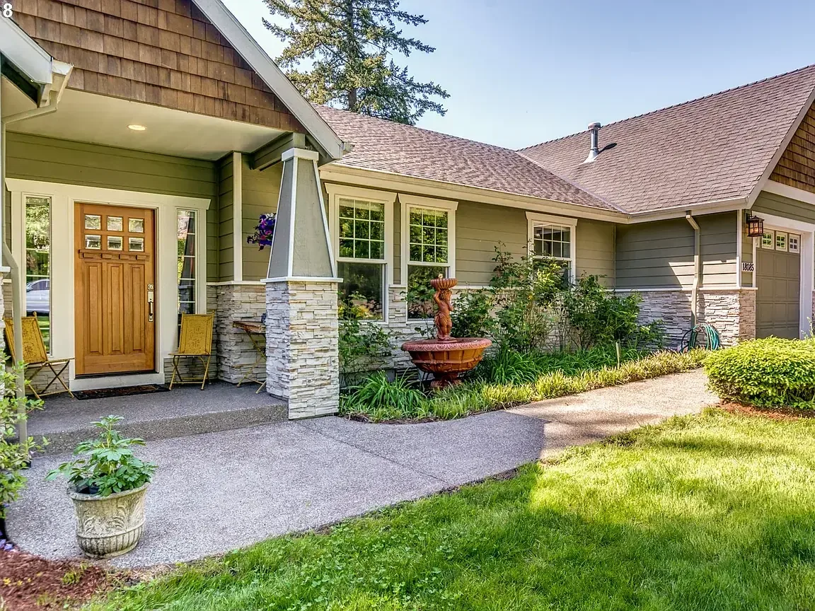 Front exterior of 18085 S Longhorn Lane in Oregon City, Oregon