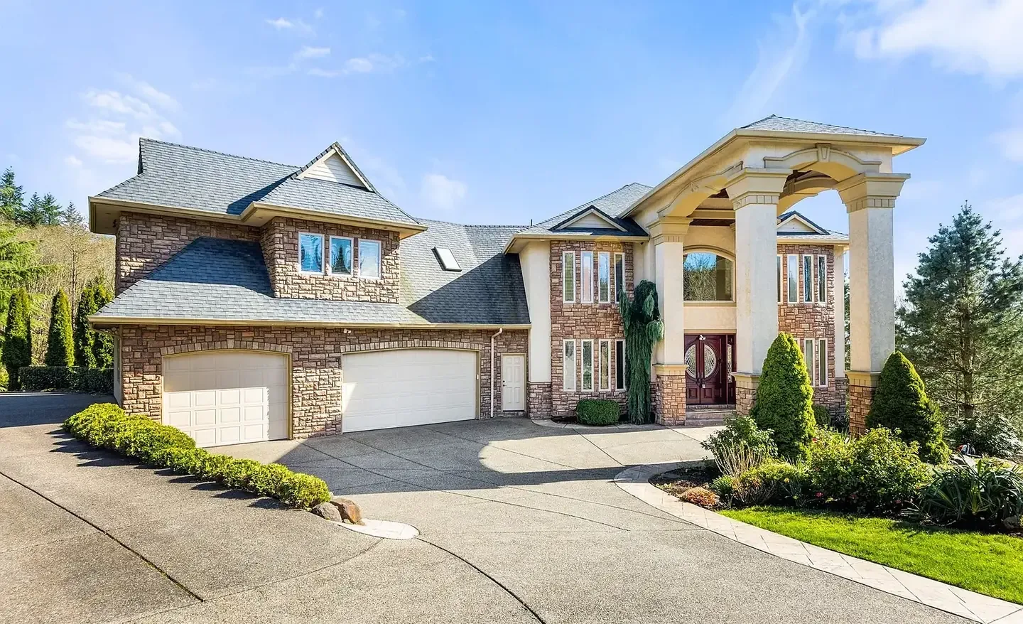 Front exterior of an acreage residence in Brush Prairie, Washington